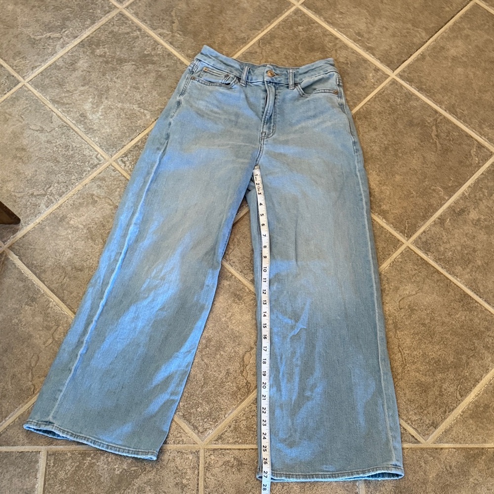American Eagle Outfitters Light Blue Wide Leg Jeans with stretch, size 2 short